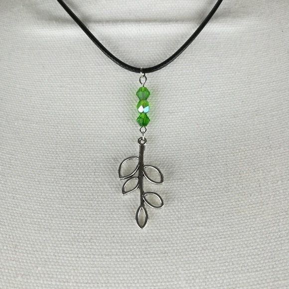 Jewelry - Silver tone leaf necklace with green glass beads